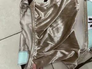 Primo piano dettaglio di tessuto di velluto per costume cosplay vichingo, spalline e occhielli.