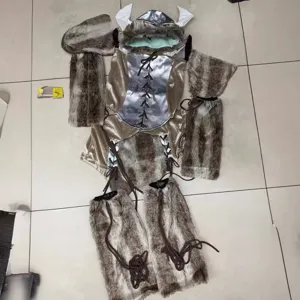 Set costume vichingo da donna di Halloween, con top con cappuccio e gambali in pelliccia sintetica.