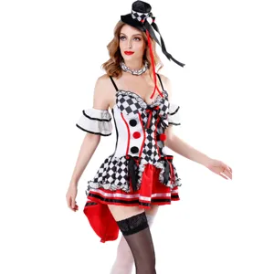 Vista dettagliata del costume cosplay da arlecchino con motivo a quadri e dettagli rossi.