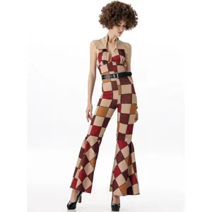 Detailaufnahme des 70er Retro-Disco-Jumpsuits mit Patchwork-Muster und Schlaghosen-Design.