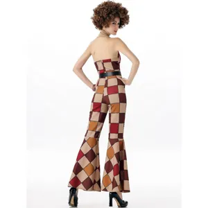 Details des 70er Retro Disco Jumpsuit Kostüms mit geometrischem Karomuster und Schlaghosen.