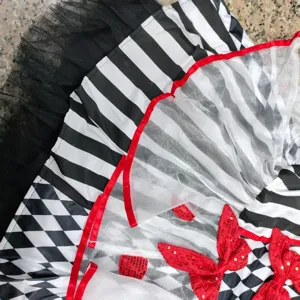 Halloween mujer disfraz de payaso a cuadros detalle rayas negro blanco lazo
