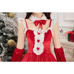 Sexiges Weihnachtskostüm Kleid mit weißem Plüschbesatz und Herzen für die Festtagsparty.
