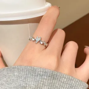 Nahaufnahme Detail des silbernen Zirkon Mehrfachherz Rings, elegantes offenes Ringdesign.