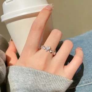 Koreanischer Zirkon Herz Offener Ring Detailansicht, eleganter Mode Fingerschmuck.