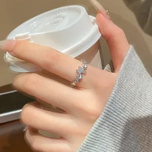 Zarte koreanische Zirkon Herz Ring Detailansicht, elegante offene Damenring im modischen Design