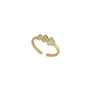 Vergoldeter offener Ring mit drei pavé Herzen Zirkonia Steinen, elegantes minimalistisches Schmuck.