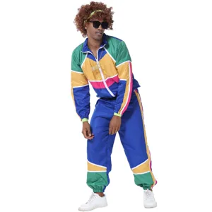 Detalle de disfraz de chándal disco colorido retro de los años 80 90 con chaqueta multicolor.