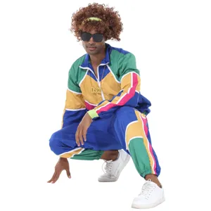Vista detallada del colorido disfraz de discoteca de los años 80 con chaqueta retro y pantalones.
