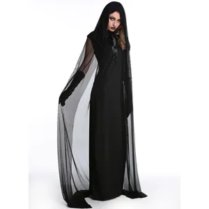Vue détaillée de la robe de sorcière noire à capuche avec cape en tulle et style gothique.