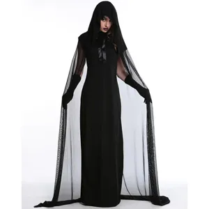 Vue détaillée du costume de sorcière gothique noir, mettant en valeur la longue cape à capuche.