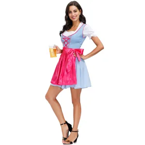 Λεπτομερής όψη της φορεσιάς Oktoberfest με μπλε κορσε, ποδιά και παραδοσιακό στιλ.