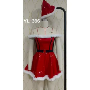 Dettaglio costume di Natale sexy in pelle verniciata, abito rosso con pelliccia e cappello.