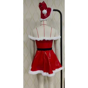 Vista dettagliata dell'abito da costume di Natale sexy in pelle verniciata rossa con pelliccia.
