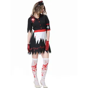 Vista dettagliata del costume da infermiera vampiro di Halloween con schizzi di sangue e calze.