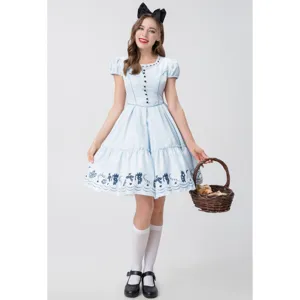 Λεπτομερής όψη του μπλε φόρεματος cosplay Lolita με λεπτά σχέδια φούστας και φιόγκους.