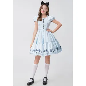 Λεπτομέρειες φορέματος cosplay Alice σε γαλάζιο χρώμα, φουσκωτά μανίκια, δαντελωτός γιακάς.