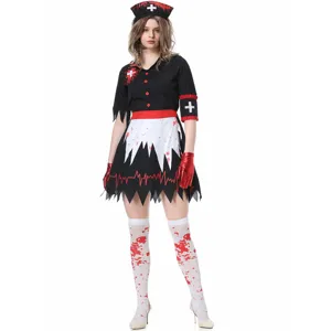 Vista dettagliata del costume da infermiera vampiro di Halloween con schizzi di sangue.