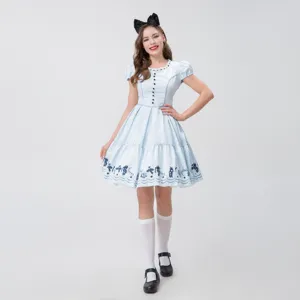 Λεπτομερής όψη του υπέροχου μπλε φόρεματος cosplay με όμορφο στρίφωμα και μαύρο φιόγκο.