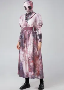 Halloween Zombie Cosplay Kostüm Detail, mit blutigem Print Kleid und kompletter Gesichtsmaske.