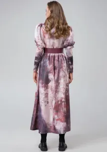 Detailansicht des langärmligen Kleides mit Puffärmeln, Gürtel und abstrakten Print-Mustern.