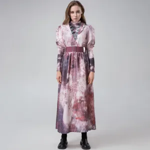Ganzkörperansicht des Halloween-Cosplay-Zombies-Kostümkleids mit abstraktem Print und Gürtel.