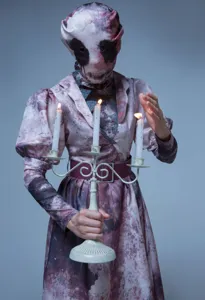 Detailansicht des blutverschmierten Horror-Cosplay-Kostüms mit speziellem Kleid und Maske.