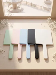 Detailansicht der Morandi farbigen quadratischen Handspiegel, elegante Kosmetik Make-up Spiegel.