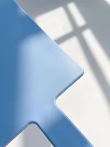 Minimalistischer blauer quadratischer Hand-Schminkspiegel Detailaufnahme mit Griff.