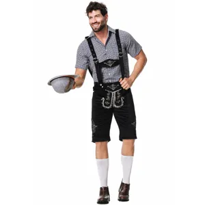 Detailansicht des traditionellen deutschen Bierfest Kostüms mit Karohemd und Trachtenhose.