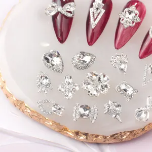 Nahaufnahme von glitzernden K9 Strass Nagelkunst-Anhängern, klaren Legierungssteinen für DIY Maniküre.