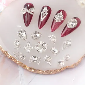 Detailansicht von K9 Strasssteinen und Legierungszubehoer fuer Nail Art mit funkelnden Kristallen.