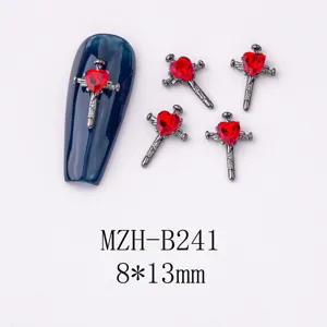 Dunkler Gothic Stil Kreuz Nagelkunst Charms mit roten Herz Strasssteinen für DIY Maniküre.