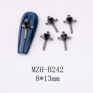 Dunkle gotische Kreuz Nagel Anhänger mit schwarzen Herz Strasssteinen, 8x13mm Metall.