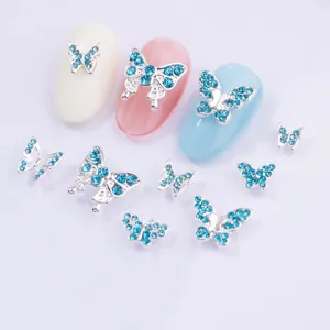 Dettaglio di strass per nail art con farfalla in stile giapponese, cristalli blu lago.