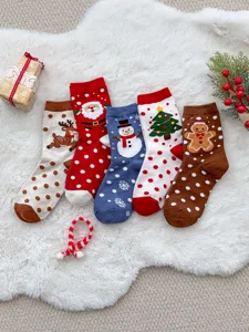 Kerstsokken detail in feestelijke stijl met schattige rendier, kerstman en sneeuwman patronen.