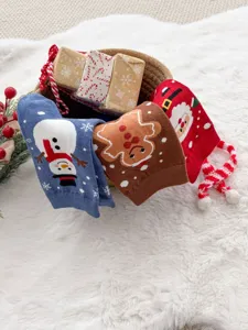 Leuke kerstsokken van zacht katoen met vrolijke ontwerpen van sneeuwpop en de kerstman.