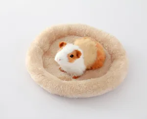 Vista dettagliata del letto per criceti in morbido peluche, comodo cuscino caldo in pile.