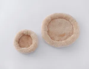 Vista dettagliata di cuscino rotondo caldo in peluche per piccoli animali, pile morbido.