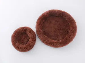 Dettaglio letto caldo in peluche per piccolo animale criceto, cuscini morbidi marroni per animali.