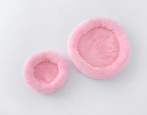 Vista di dettaglio del tappetino letto per criceti in morbido peluche rosa, cuccia.