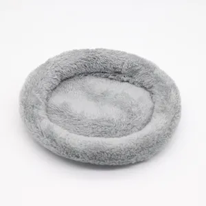 Dettaglio del nido per criceti in morbido peluche grigio, comodo lettino per piccoli animali.
