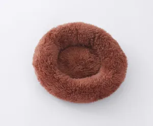 Dettaglio in primo piano del letto caldo in morbido peluche marrone, consistenza soffice.