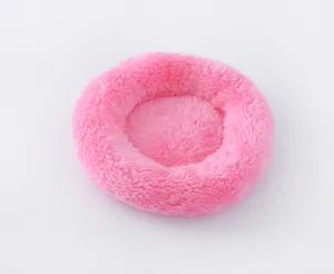 Dettaglio letto criceto peluche rosa, cuscino morbido e caldo per piccoli animali.