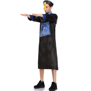 Chinese Qing-dynastie zombie cosplay kostuum set met gewaad, hoed en talisman voor Halloween.