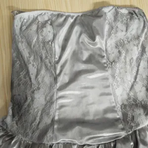 Zilveren strapless corsettop met mooie kanten zijpanelen voor vrouwen kostuum outfit.