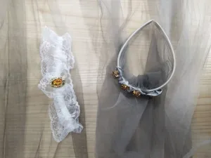 Close-up detail van Halloween vampier bruid kostuum accessoires, met kanten kousenband en sluier.