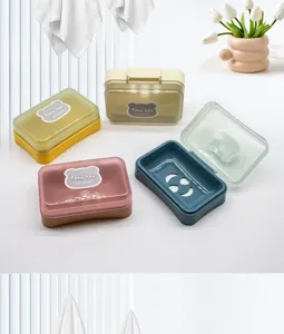 Detailaufnahme der bunten Kunststoff-Seifenschale mit Ablaufloch und süßem Bären-Etikett.