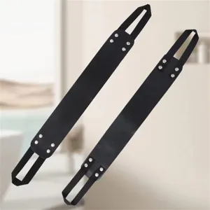 Sangle de gommage pour le dos en silicone noir avec poignées pour le nettoyage quotidien.