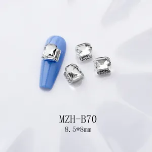 Nahaufnahme von quadratischen Strass-Nagelkunst-Anhängern im japanischen Stil, Größe 8,5x8 mm.